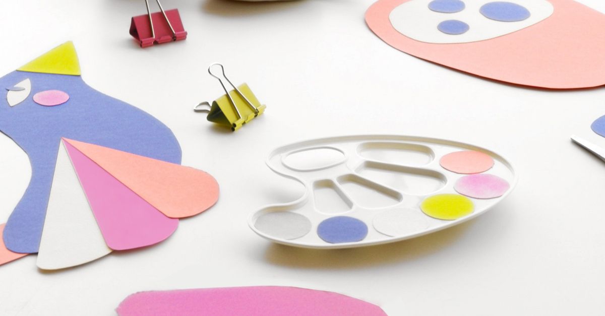 table de bricolage lumineuse et artistique avec des formes en papier et des fournitures d art a l interieur