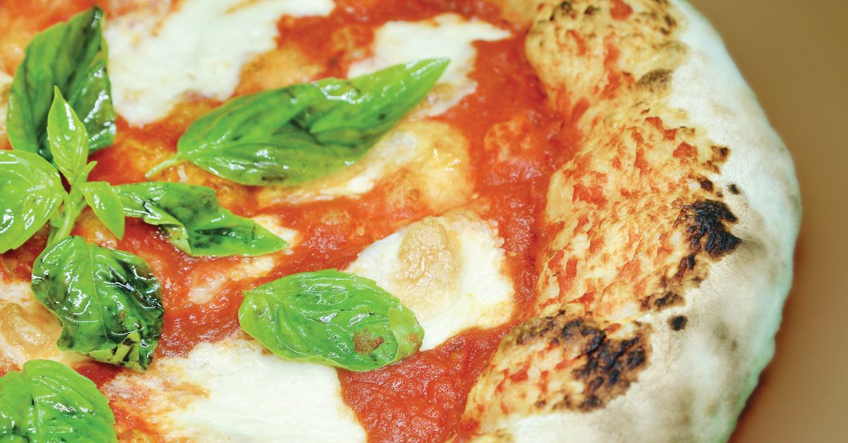 gros plan d une pizza napolitaine fraichement cuite avec de la mozzarella et des feuilles de basilic