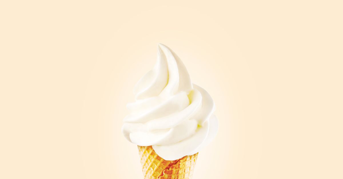 gros plan sur un cornet de creme glacee onctueuse sur un fond lumineux