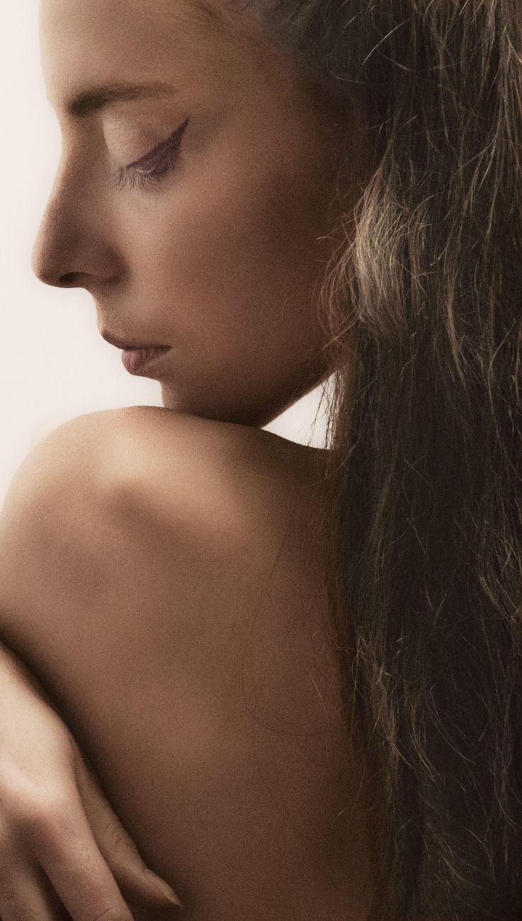 un portrait serein d une femme avec de longs cheveux et les yeux fermes evoquant la tranquillite