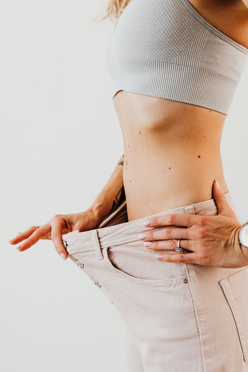 gros plan sur le midsection d une femme montrant une perte de poids avec des jeans amples symbolisant la forme physique et la sante