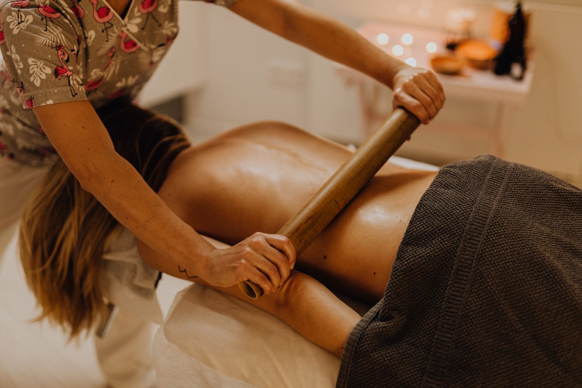 vivez un massage apaisant au bambou dans un cadre de spa serein pour une relaxation ultime