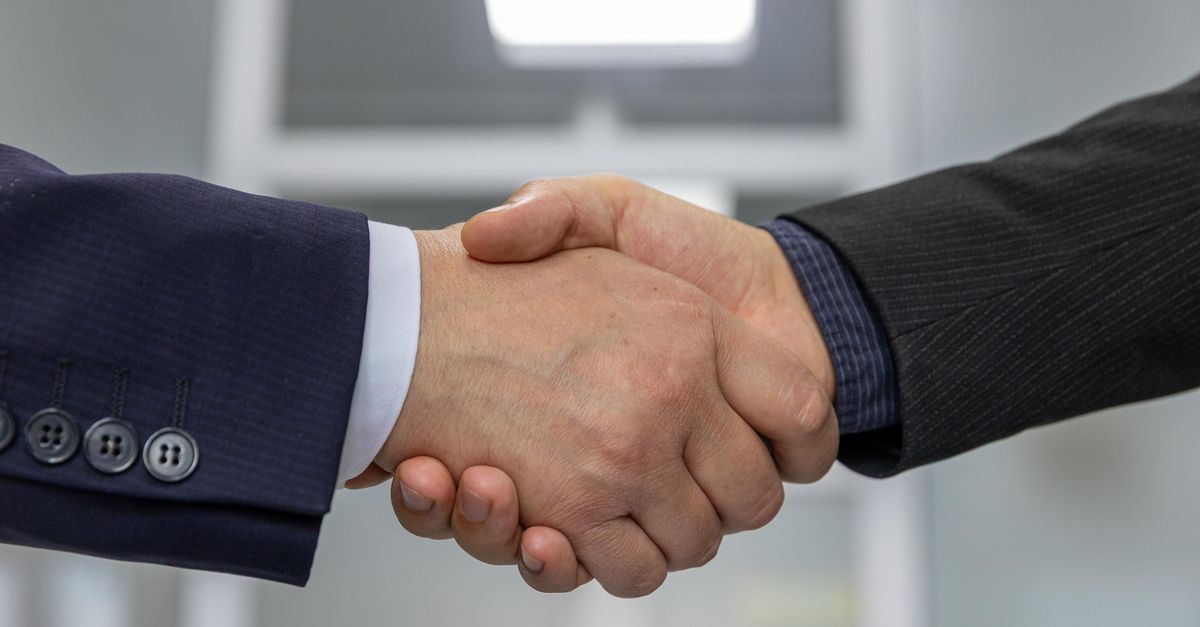 gros plan d une poignee de main commerciale representant un partenariat ou un accord reussi
