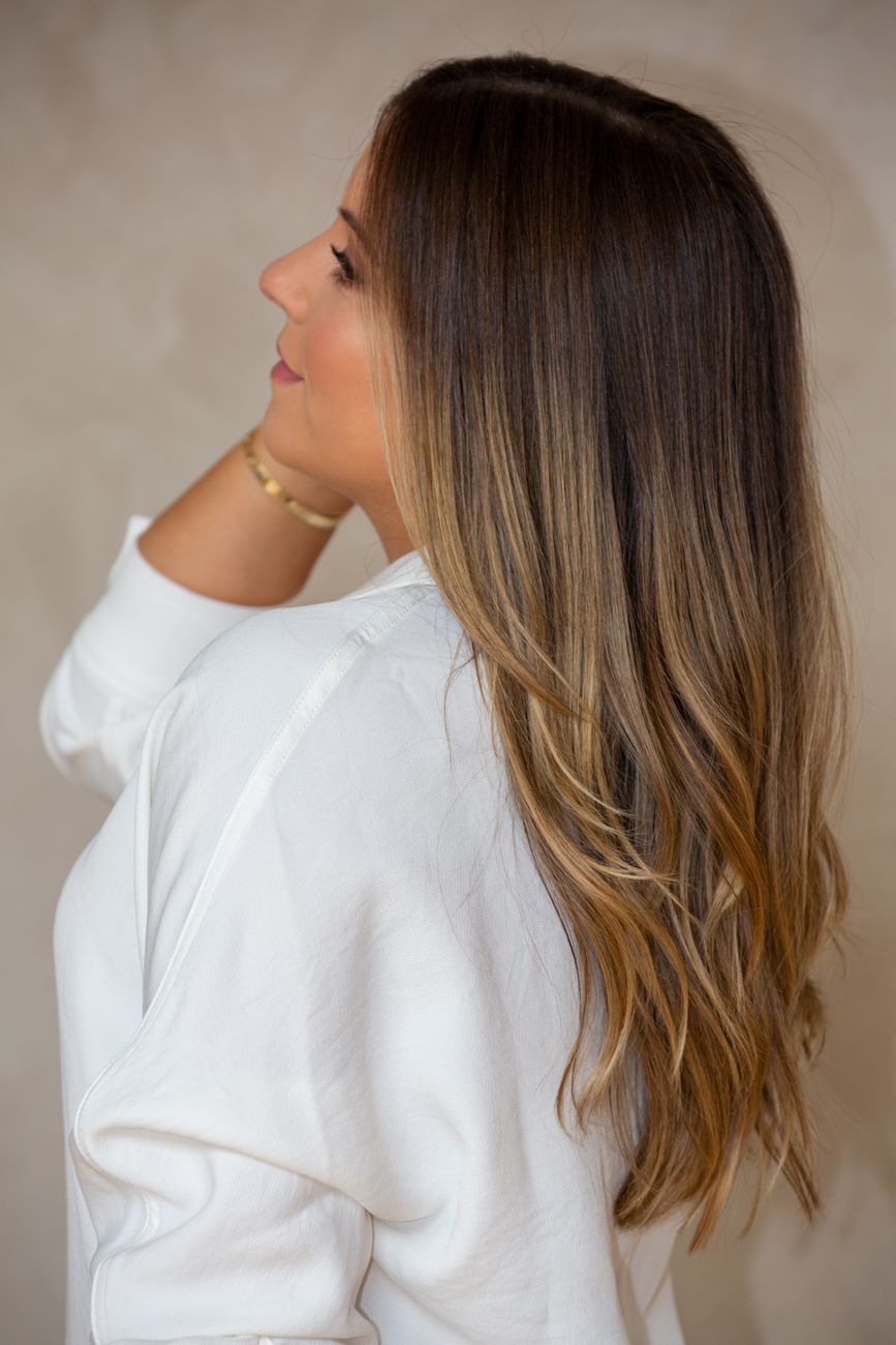 portrait style en profil d une femme avec de longs cheveux bruns portant une chemise blanche