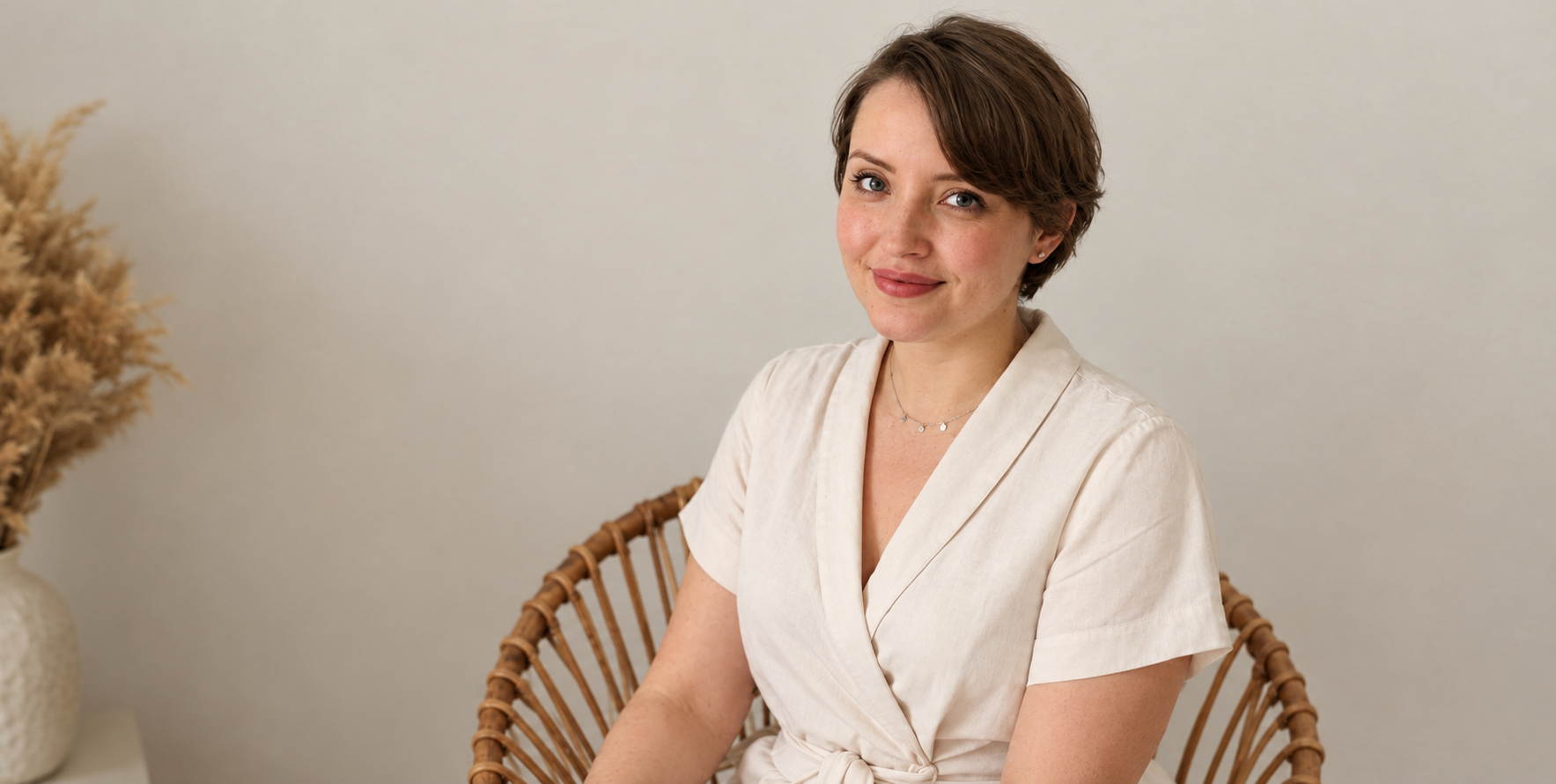 portrait chaleureux en fauteuil en rotin