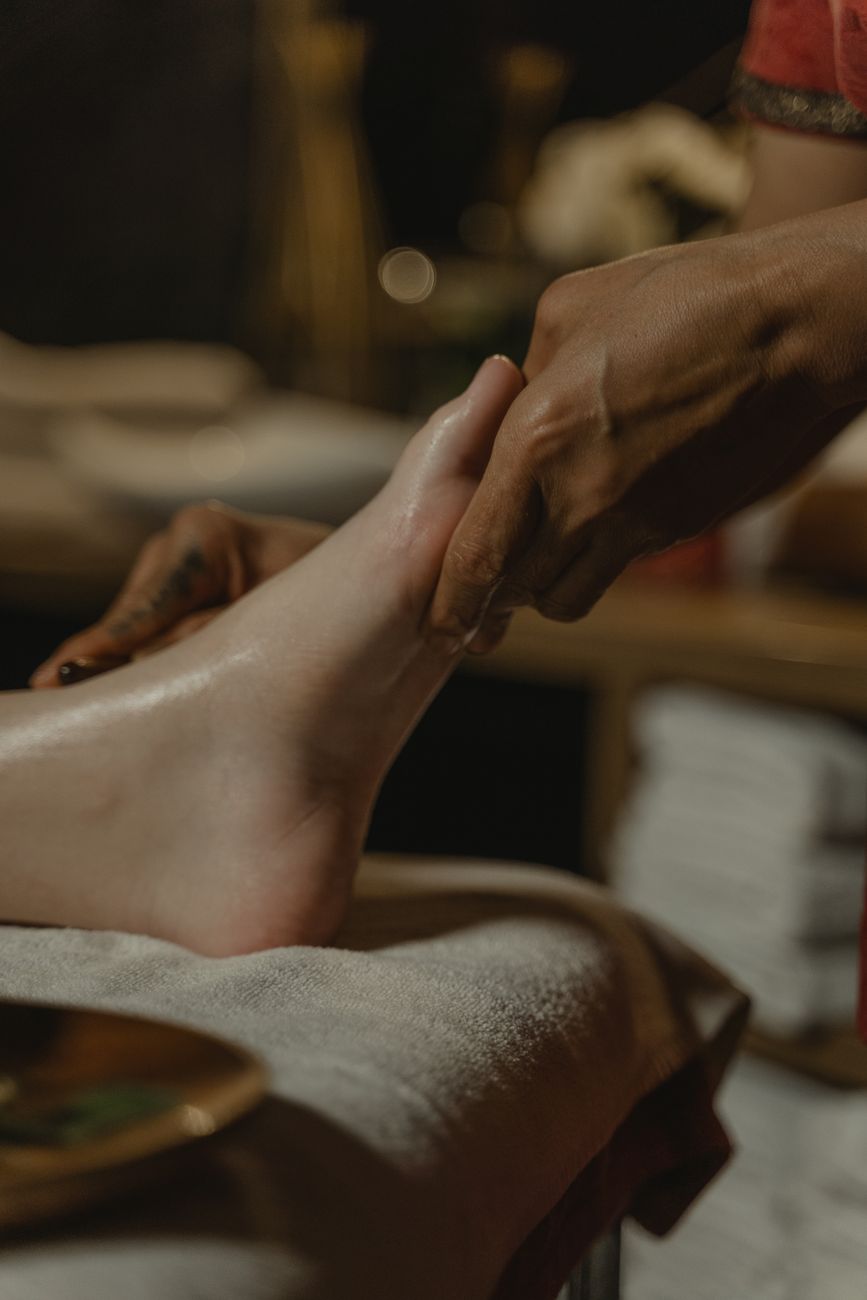 gros plan d un massage des pieds apaisant dans un environnement de spa tranquille favorisant la detente et le bien etre