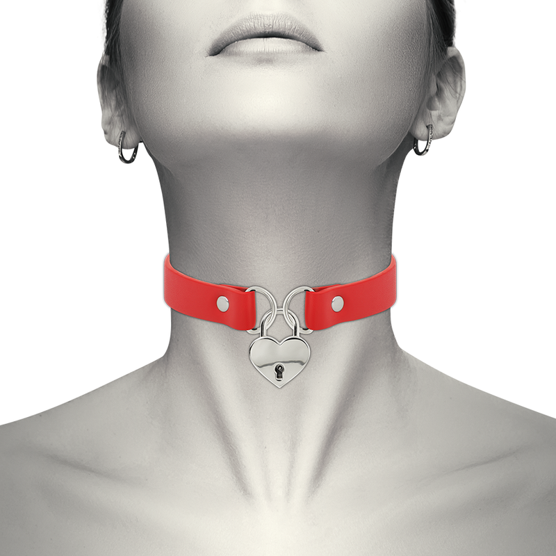 collier rouge en cuir végan avec accessoire cœur et clé 40 cm Coquette Chic Desire 2