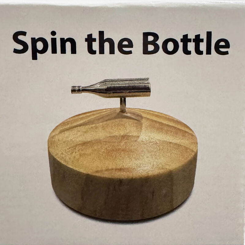 Jeu Tournez la bouteille en métal et bois Kheper Games, vue 3 sur 3