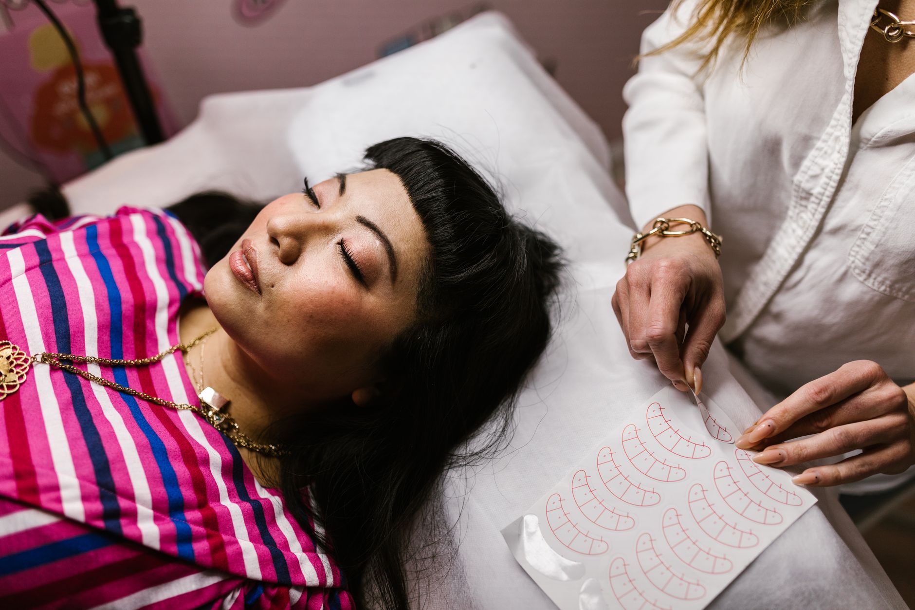 une femme profite d une seance de soin des sourcils relaxante dans un spa de luxe les yeux fermes dans le confort
