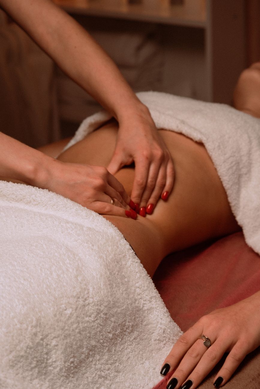 gros plan d un therapeute donnant un massage apaisant capturant la detente