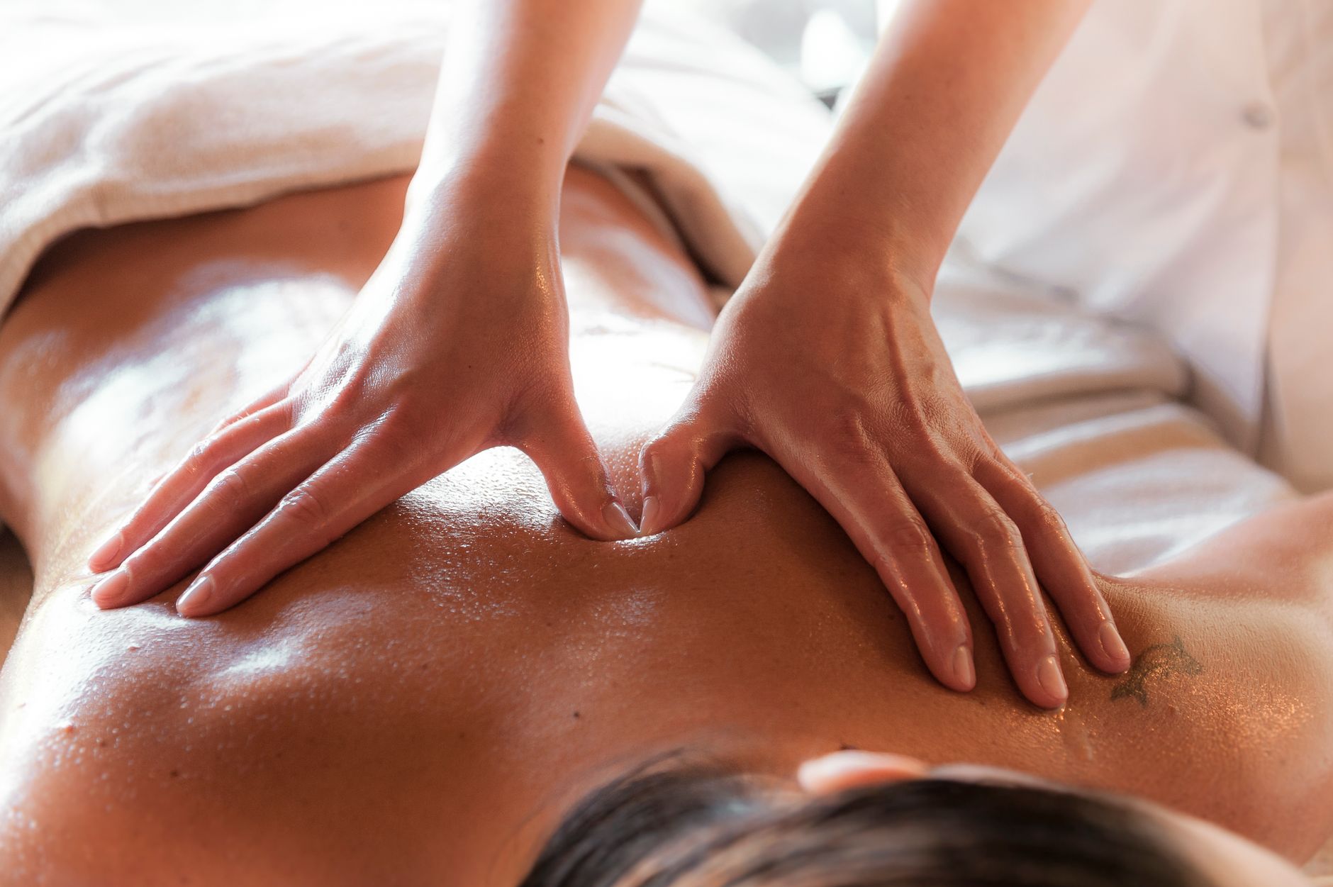 gros plan sur une seance de massage relaxante axee sur le traitement du dos dans un spa