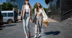 Deux femmes à la mode marchant en plein air avec un panier de fleurs