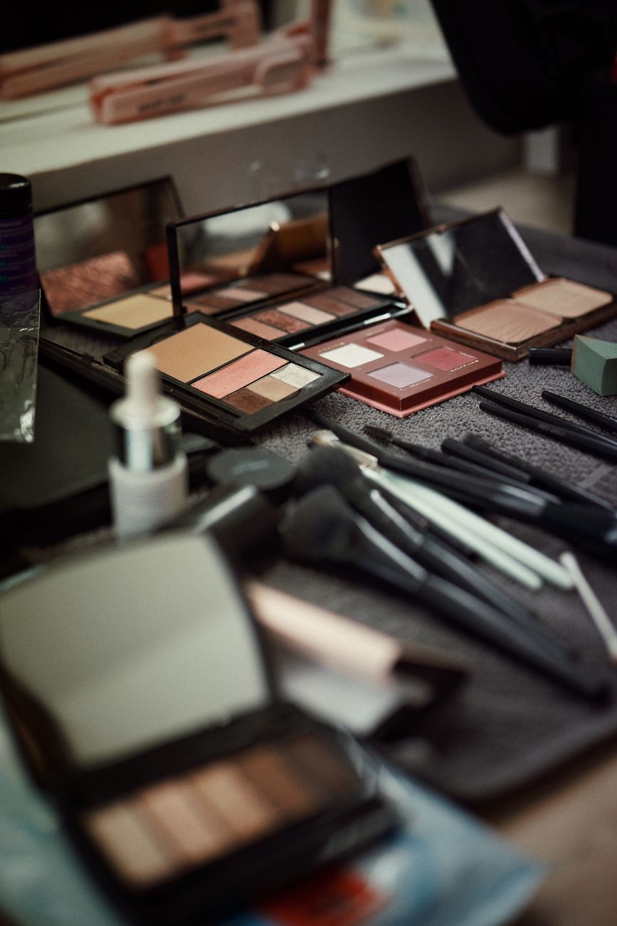 vue detaillee d une station de maquillage comprenant des palettes des pinceaux et des produits de soin de la peau
