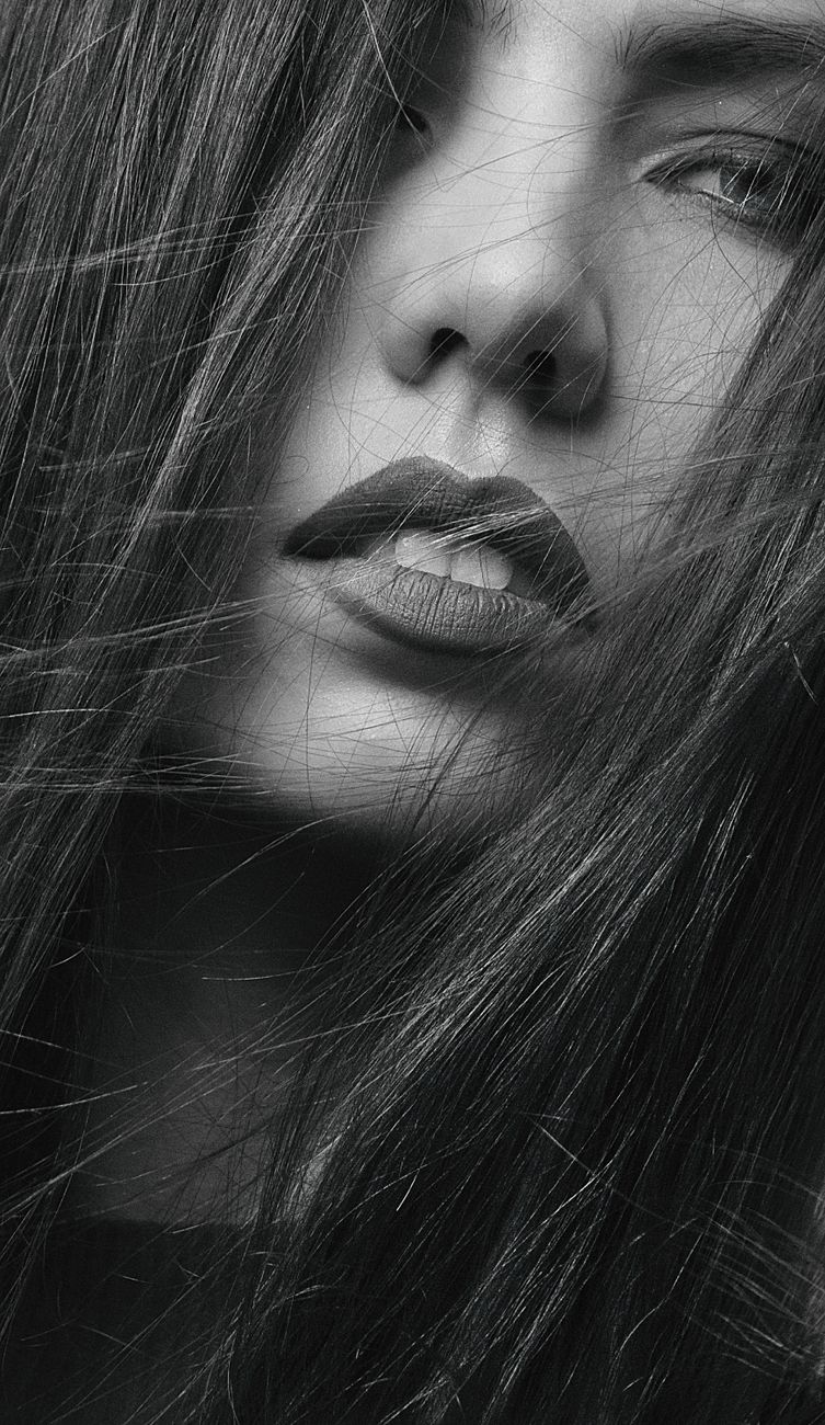 portrait artistique en noir et blanc en gros plan d une femme avec des cheveux longs