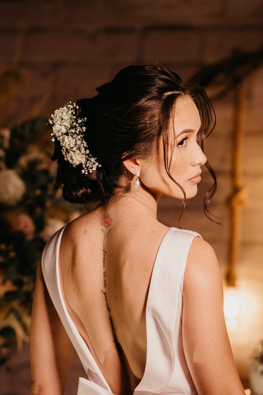 une mariee eblouissante dans une robe a dos nu magnifiquement coiffee pour un mariage en interieur