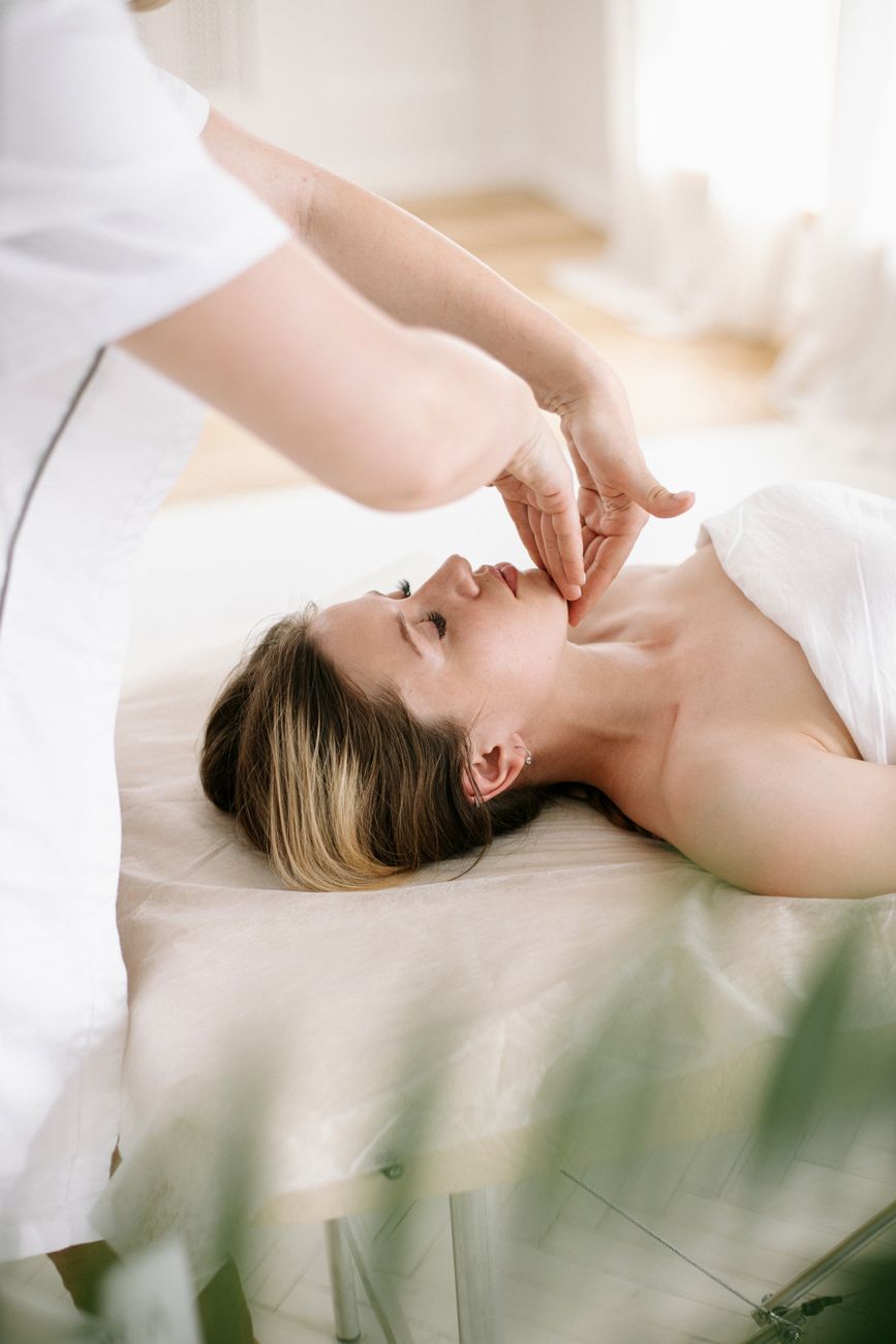 une femme profite d un massage facial apaisant dans un environnement de spa serein favorisant la detente et les soins de la peau