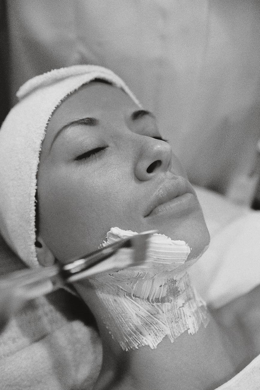 un soin du visage relaxant avec un masque applique au pinceau pour sublimer beaute et bien etre