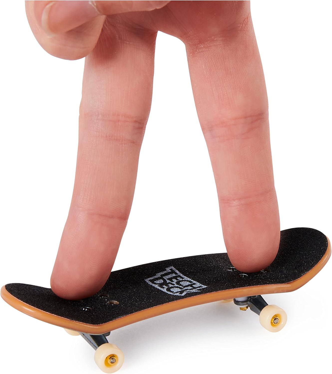 Deux doigts posés sur un finger skate Tech Deck, vue de côté