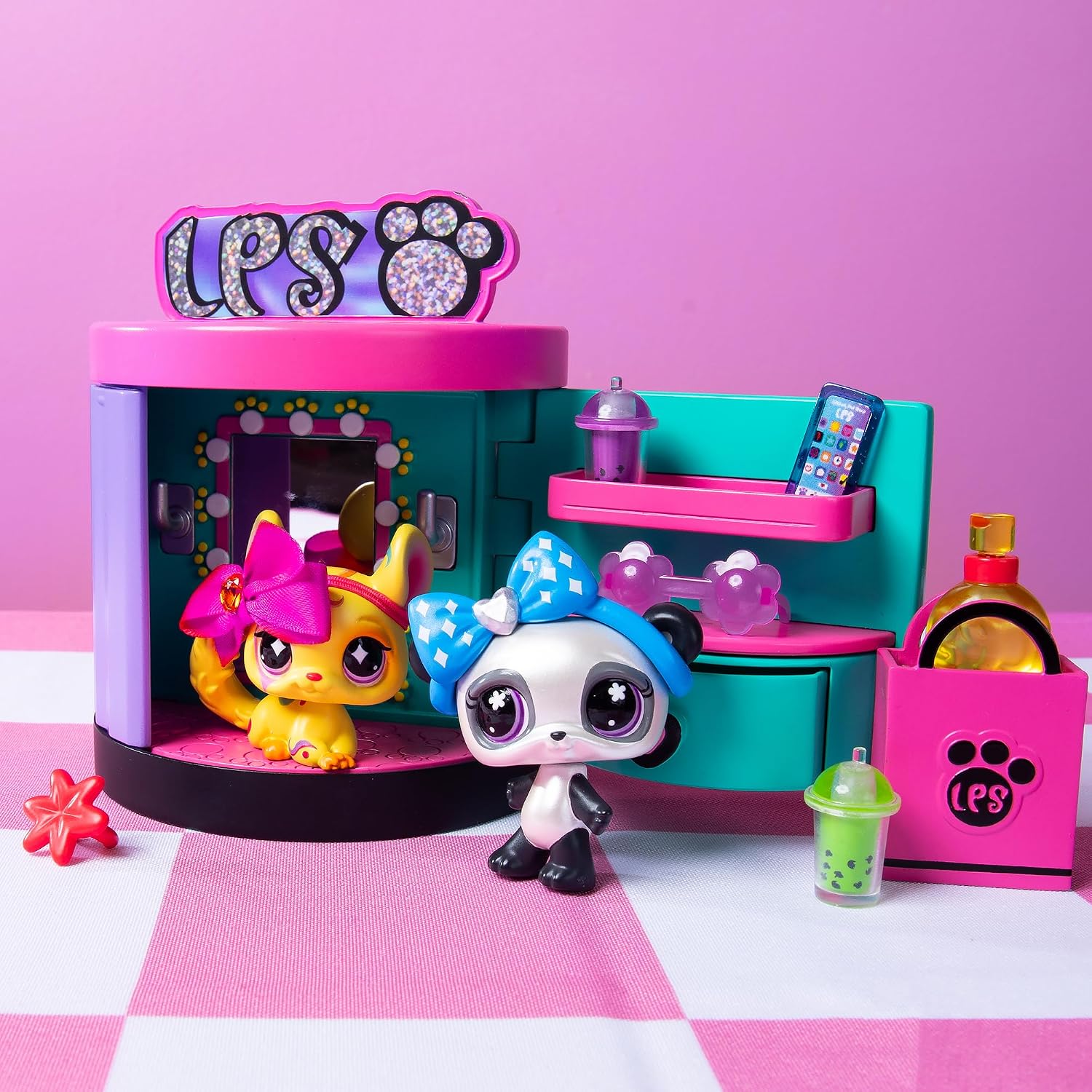 Boutique ouverte côté loge, chinchilla au miroir et panda à nœud bleu devant les étagères