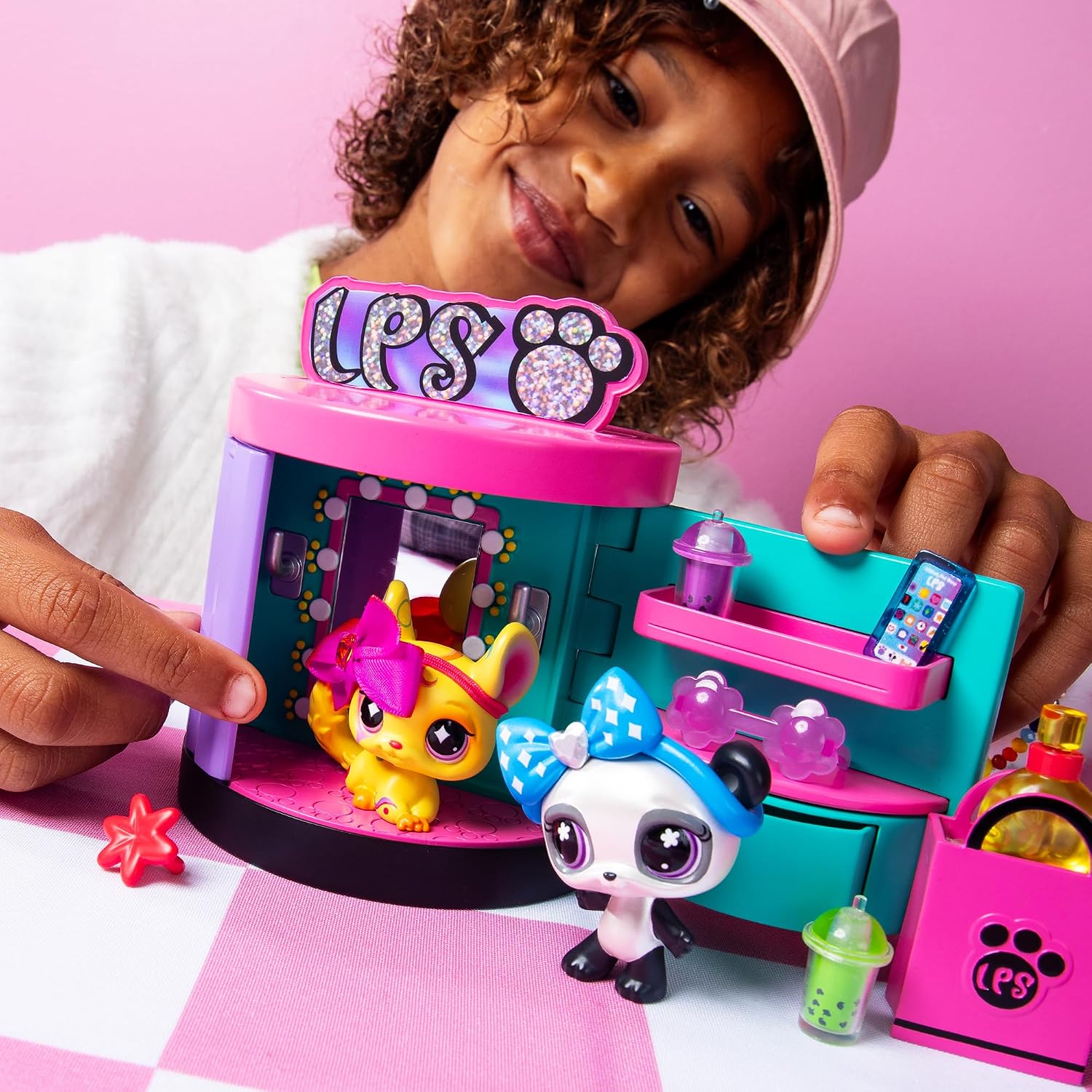Enfant souriant qui joue avec la boutique, le chinchilla et le panda