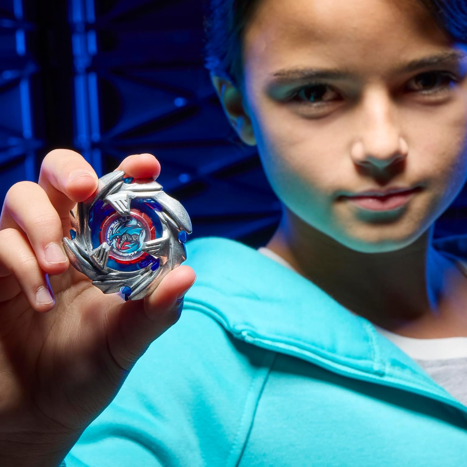 Enfant qui tient la toupie Cobalt Dragoon entre ses doigts