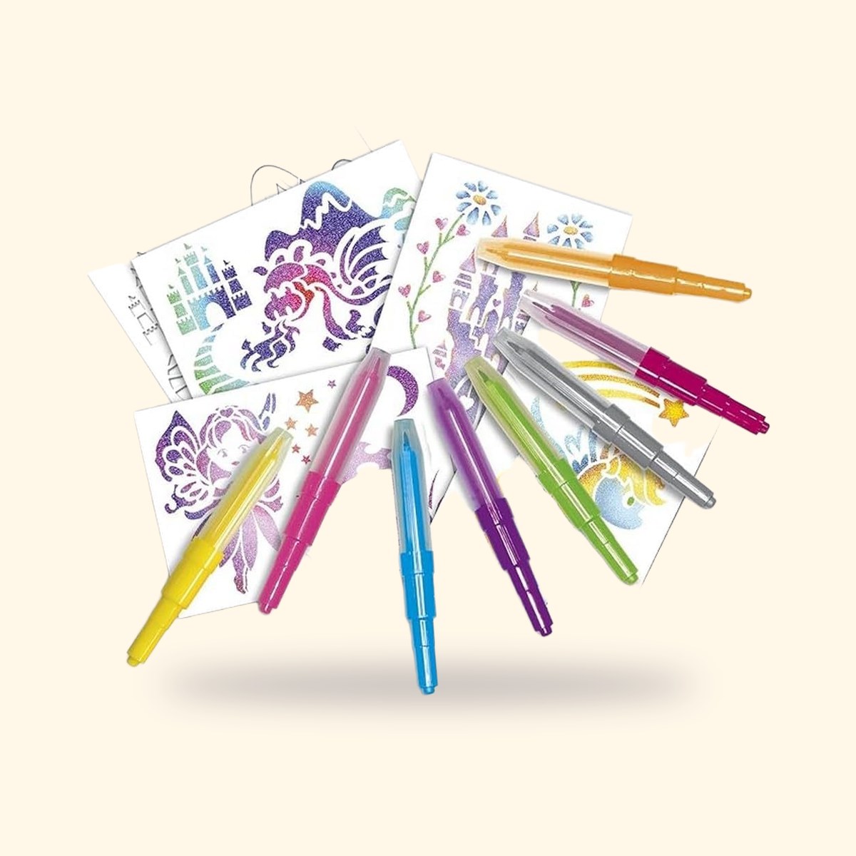 Huit feutres Blopens de couleur posés sur des pochoirs de fée, de château et de licorne, sur fond crème