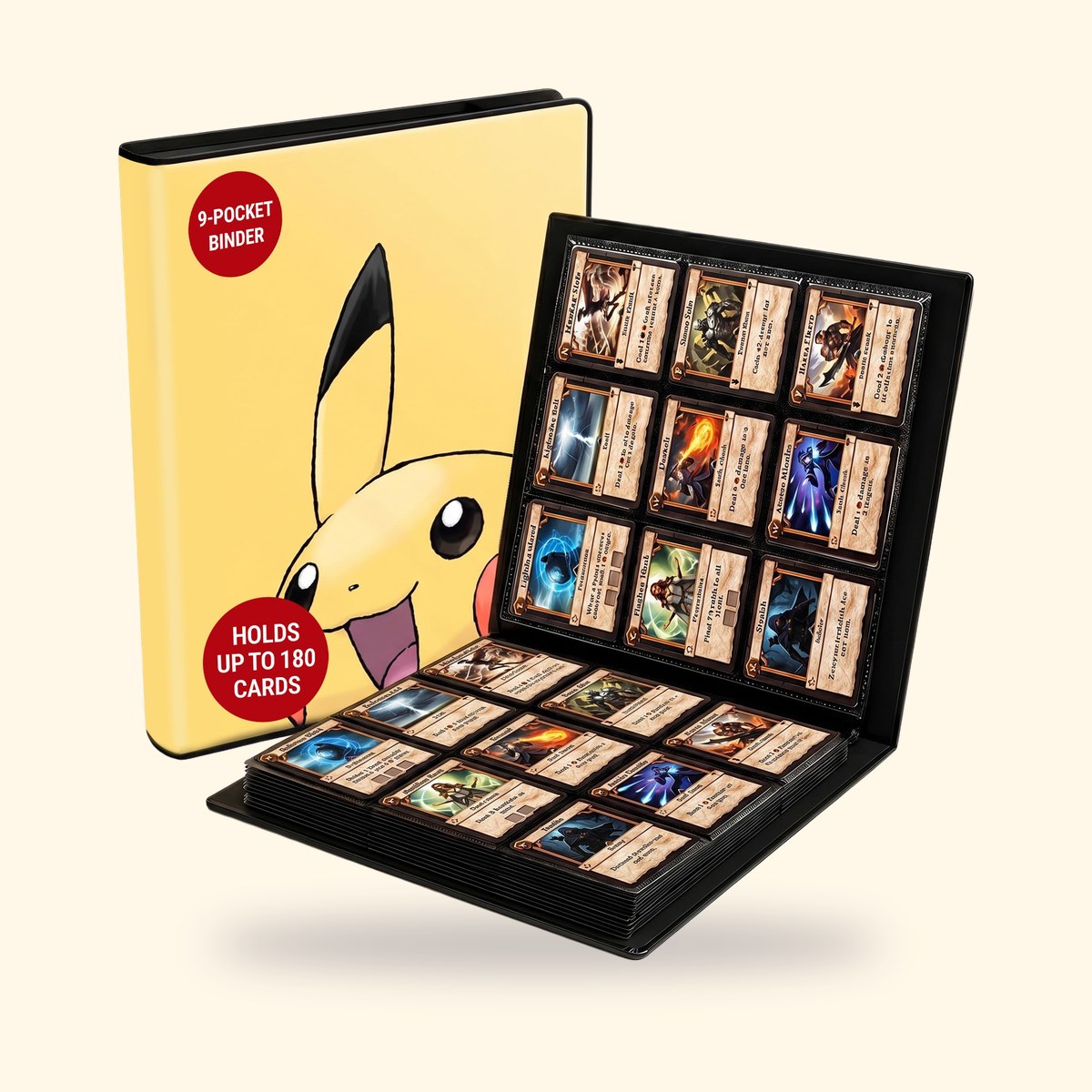 Classeur Pokémon Ultra Pro Pikachu ouvert sur ses pochettes, sur fond crème