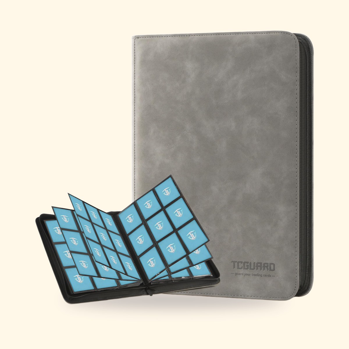 Grand classeur TCGUARD gris ouvert sur ses pochettes, sur fond crème