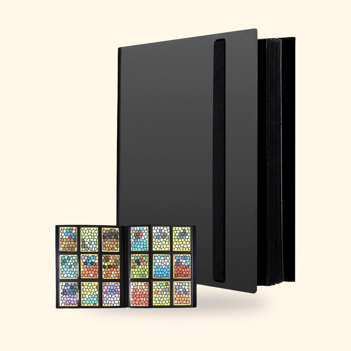 Classeur noir Revspoir pour 540 cartes à côté d'une page de cartes, sur fond crème