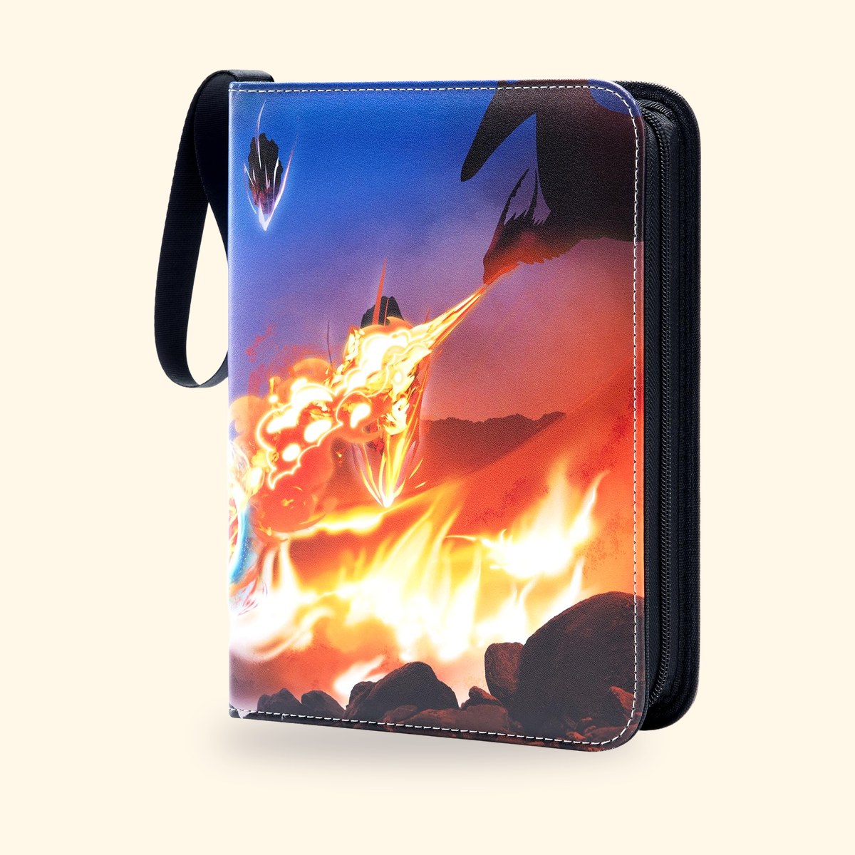 Classeur Mactoou pour 900 cartes à couverture illustrée, avec sa dragonne, sur fond crème