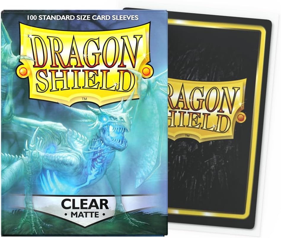 Boîte Dragon Shield Matte Clear à côté dune carte protégée par une sleeve