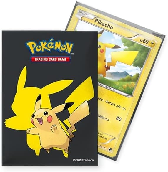 Sleeve Pikachu Ultra Pro à côté dune carte Pikachu glissée dans sa pochette
