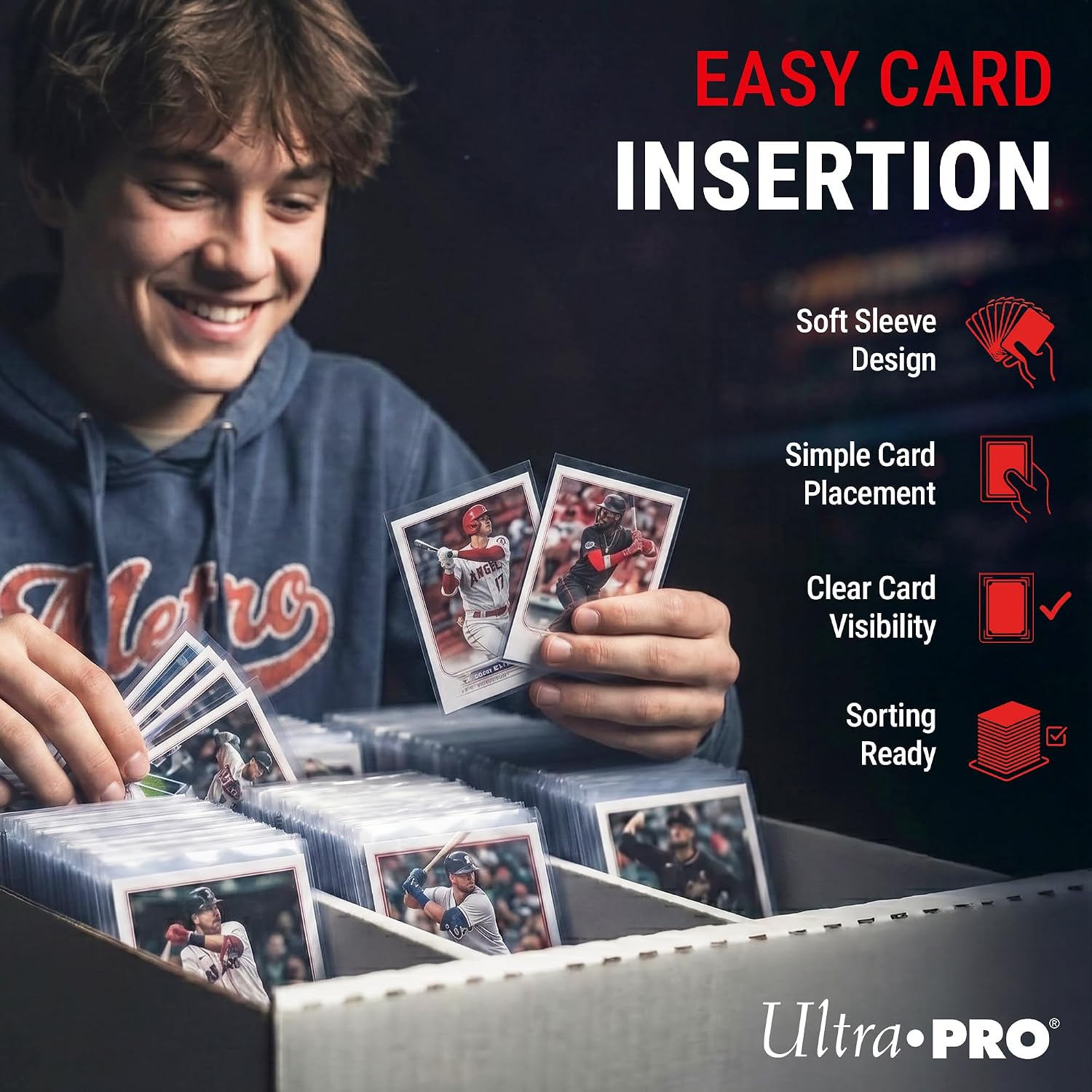 Collectionneur qui range des cartes protégées par des sleeves Ultra Pro dans une boîte