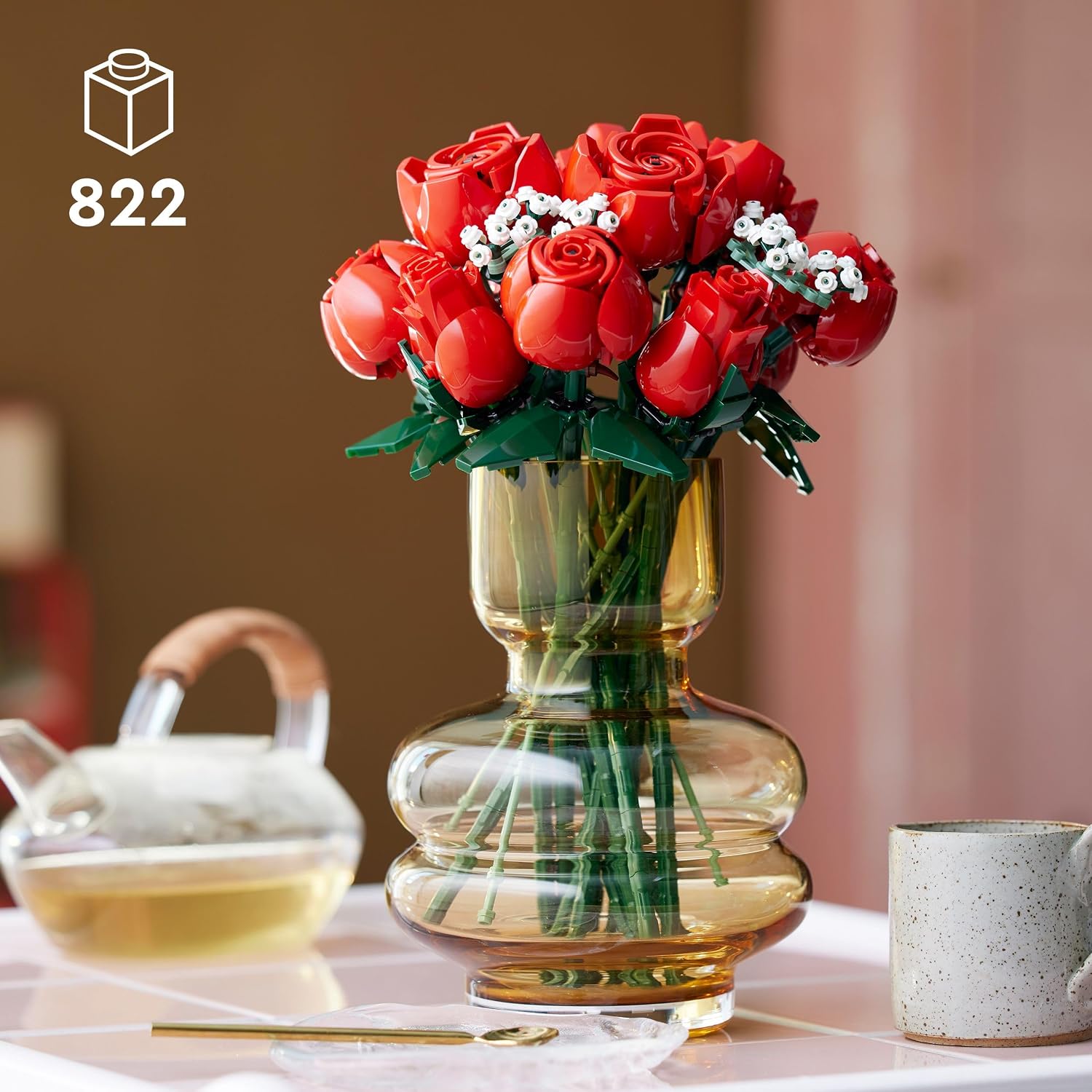 Bouquet de roses LEGO 10328 de 822 pièces dans un vase, sur une table