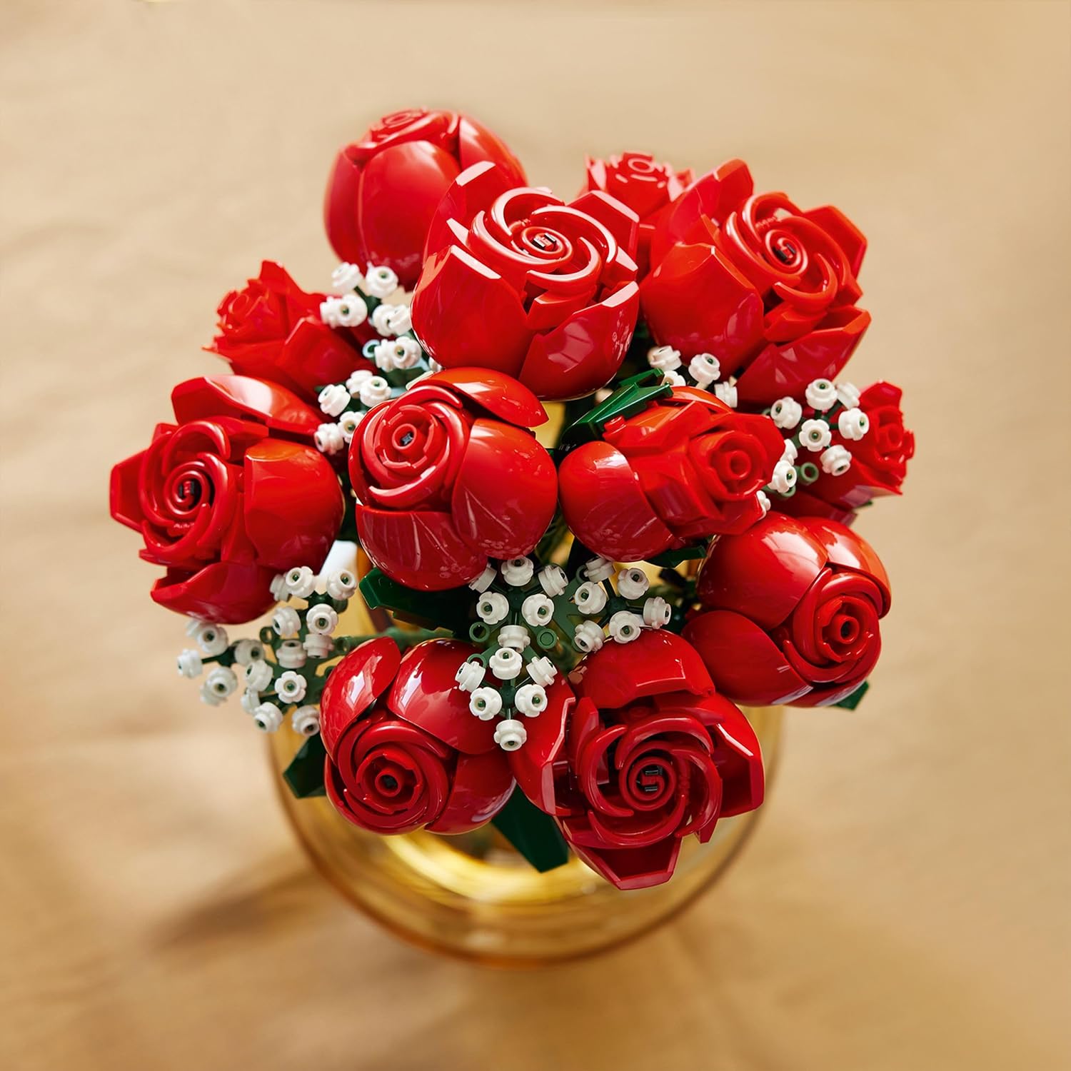Bouquet de roses rouges et de gypsophile LEGO vu de dessus, dans un vase