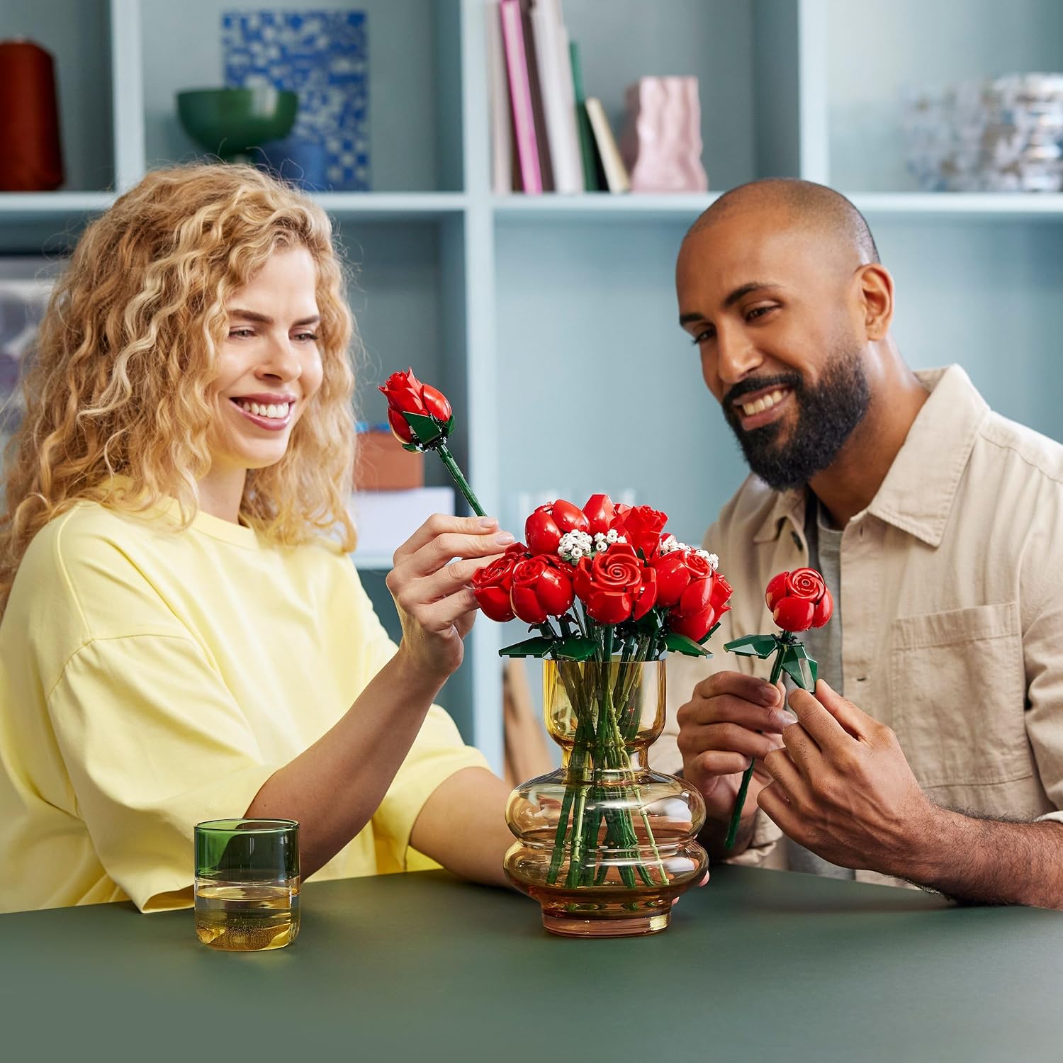 Couple qui assemble le bouquet de roses LEGO autour dune table