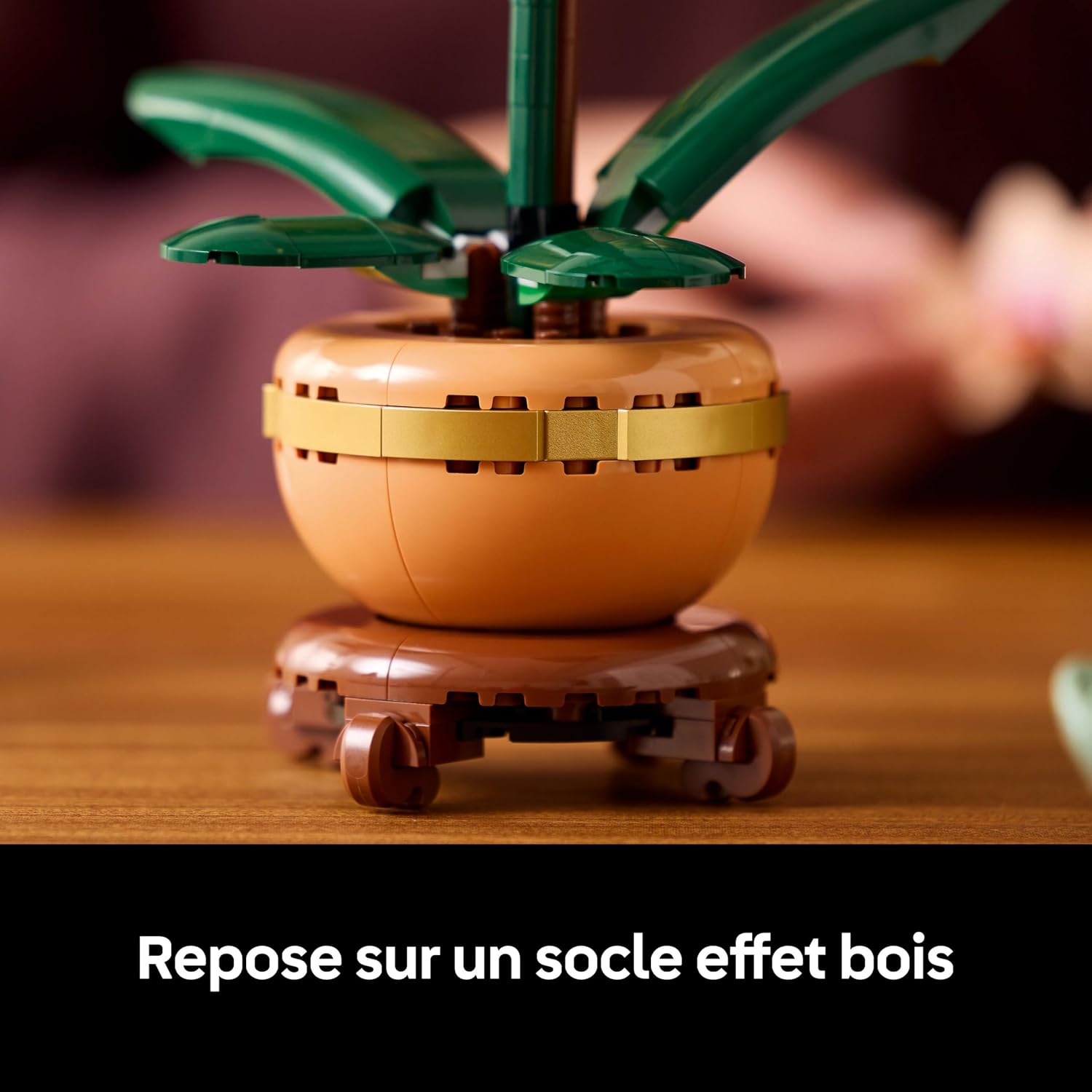 Pot de lorchidée miniature LEGO posé sur son socle effet bois