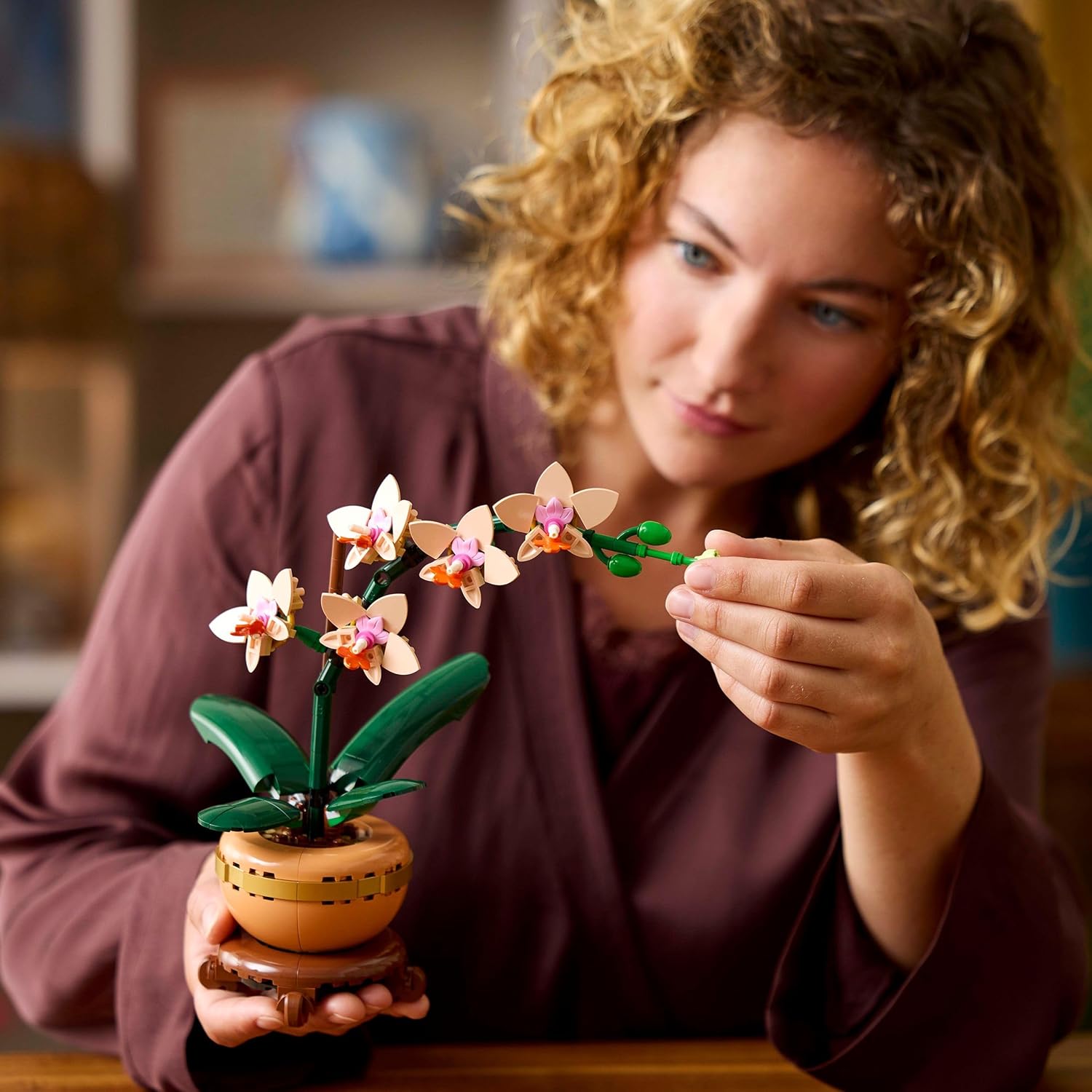 Femme qui ajuste une tige de lorchidée miniature LEGO