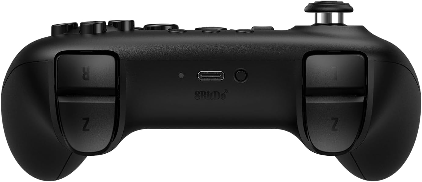 Tranche supérieure de la manette 8BitDo 64 avec ses gâchettes et son port USB-C