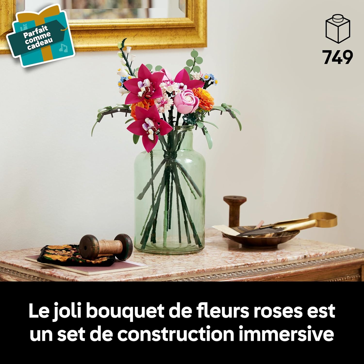 Joli bouquet de fleurs roses LEGO de 749 pièces dans un vase, sur une commode