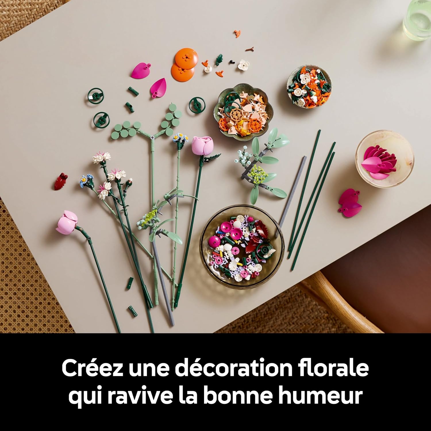 Fleurs et pièces du bouquet LEGO 10342 en cours de montage sur une table