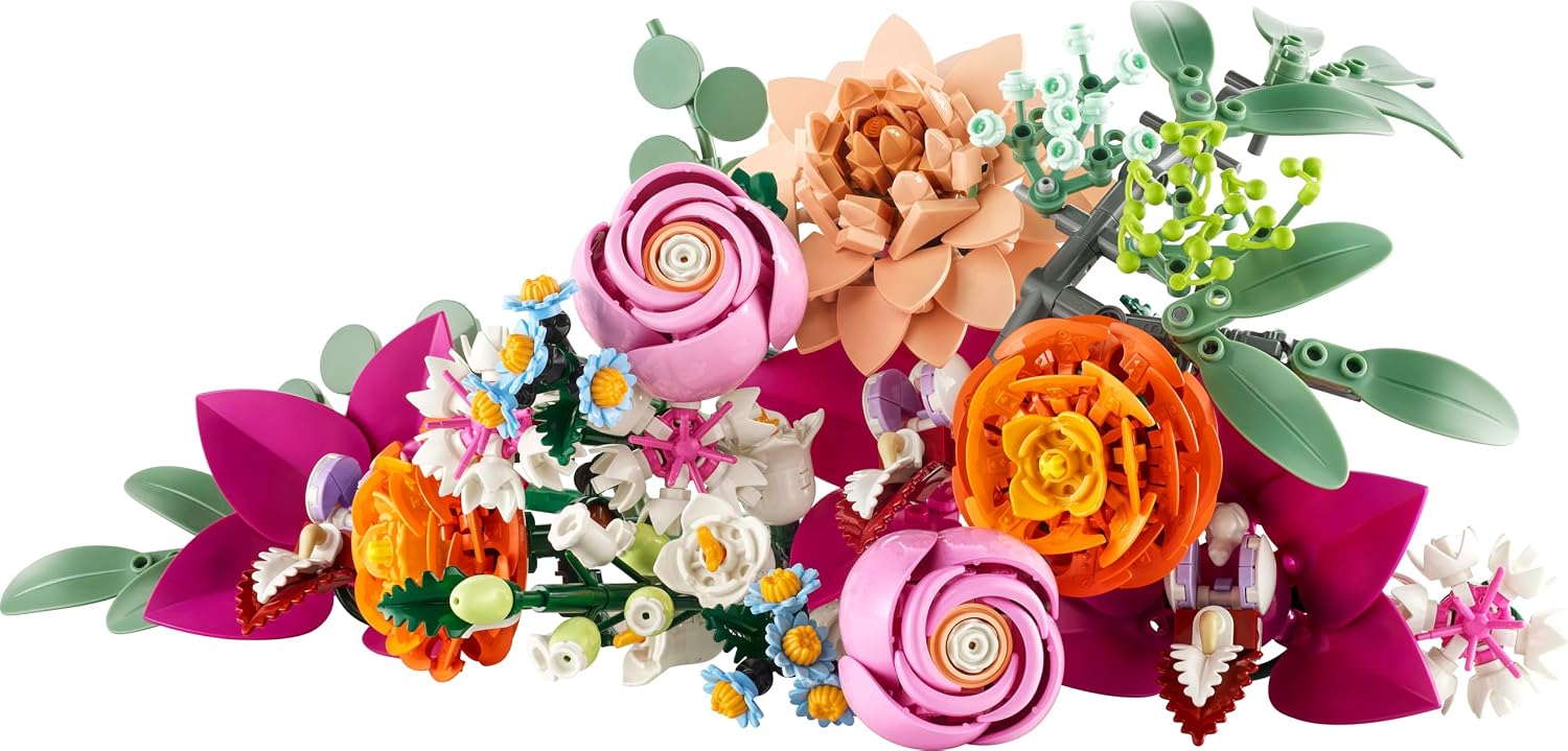Les fleurs du bouquet LEGO 10342 réunies en gerbe