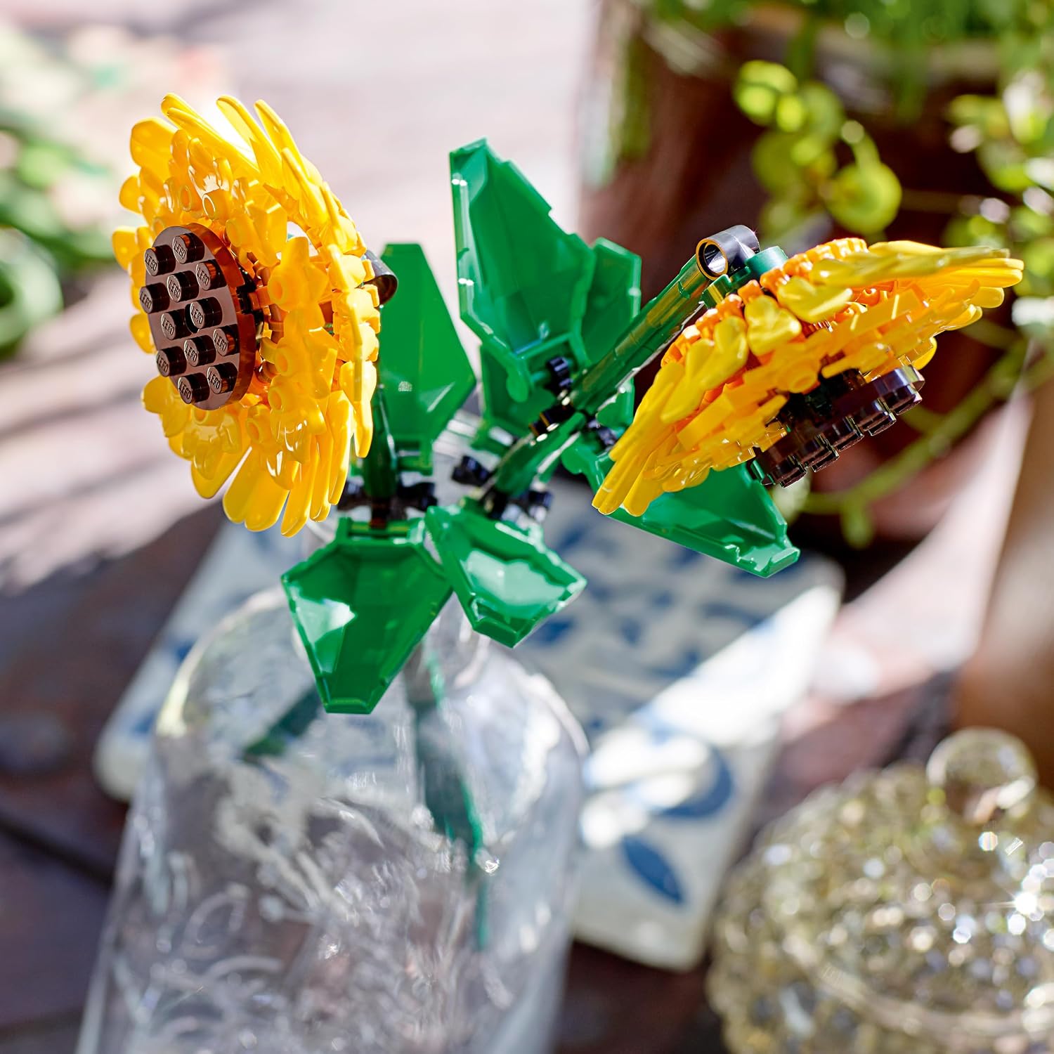 Tournesols LEGO dans un vase, sur une table en extérieur