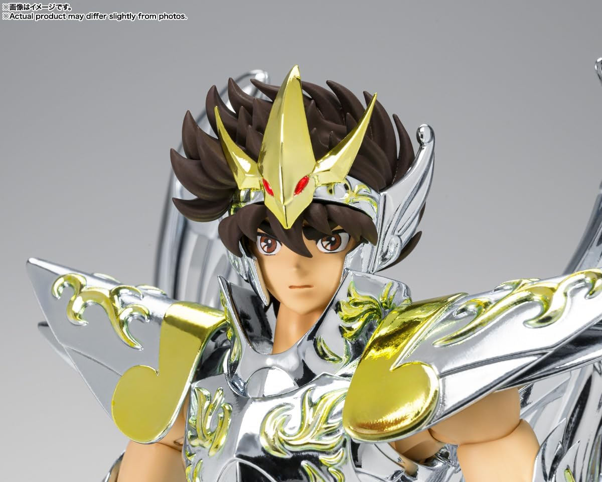 Gros plan du visage de Seiya coiffé du casque de larmure divine