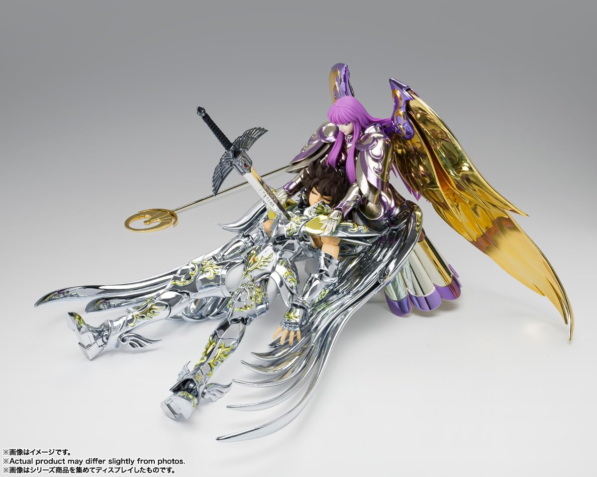 Mise en scène de Seiya à terre avec une autre figurine de la gamme, vendue séparément