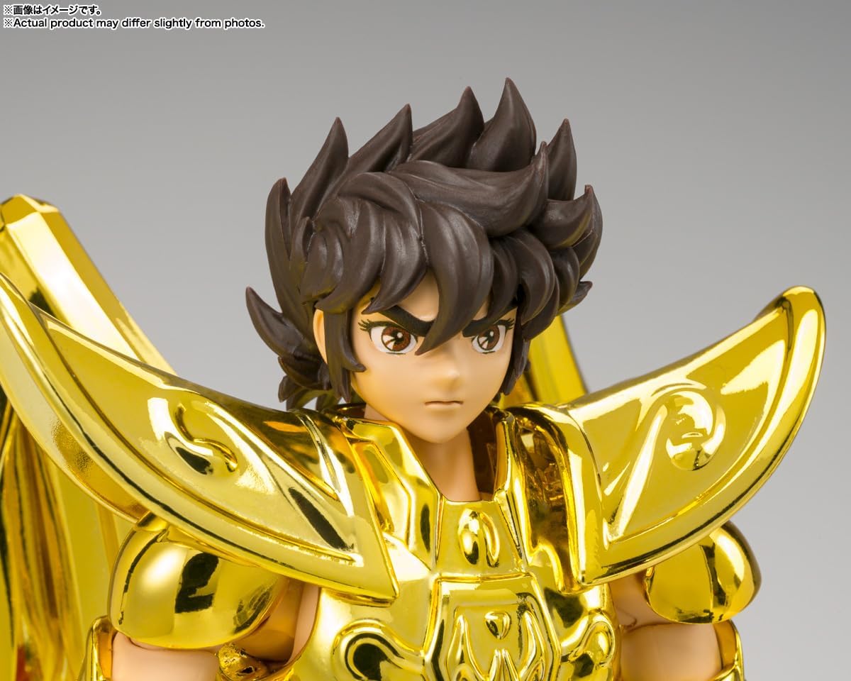 Gros plan du visage de Seiya sans casque, entre ses épaulières dorées