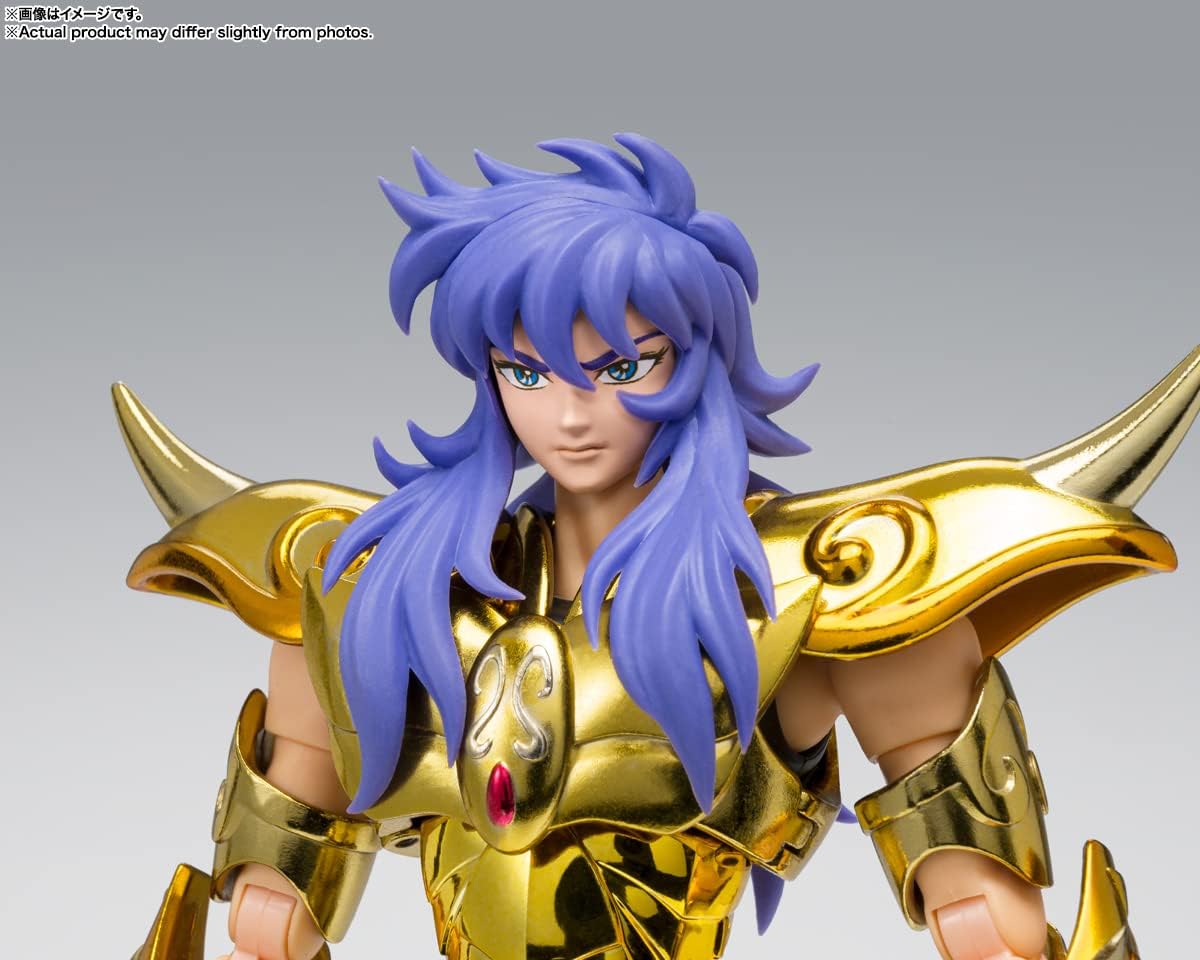Gros plan du visage de Milo, longs cheveux bleus