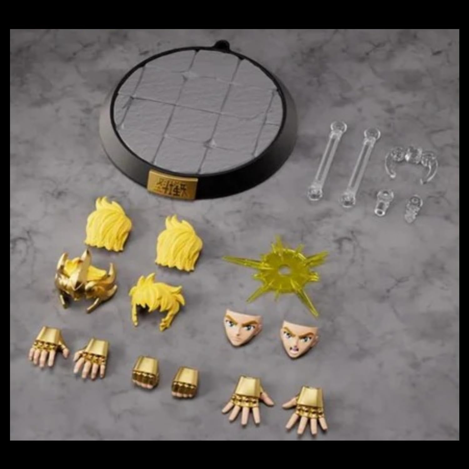 Accessoires de la figurine Blokees Aiolia : socle, mains, visages et effet lumineux