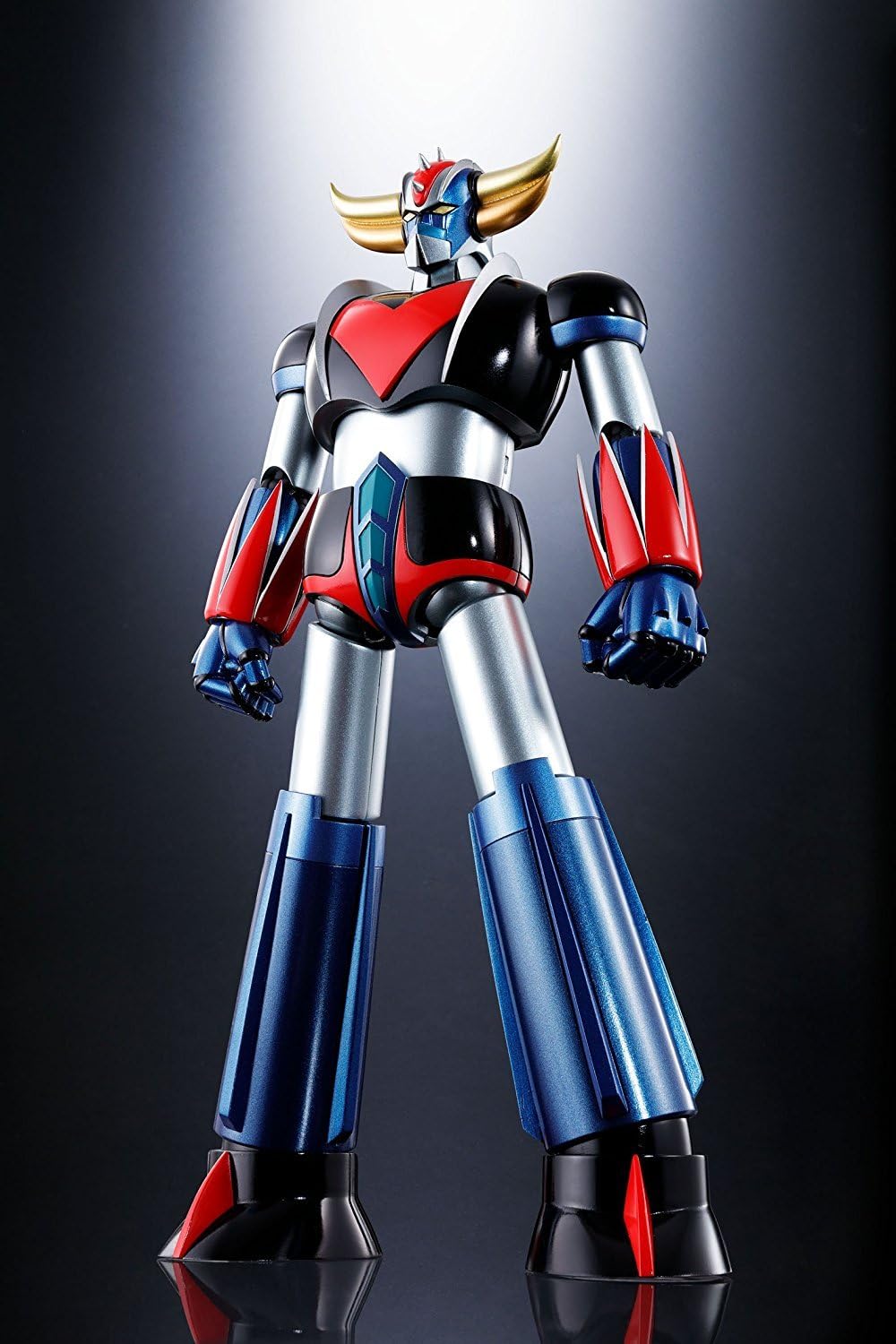 Goldorak GX-76 en métal et plastique, vu de face sur fond noir