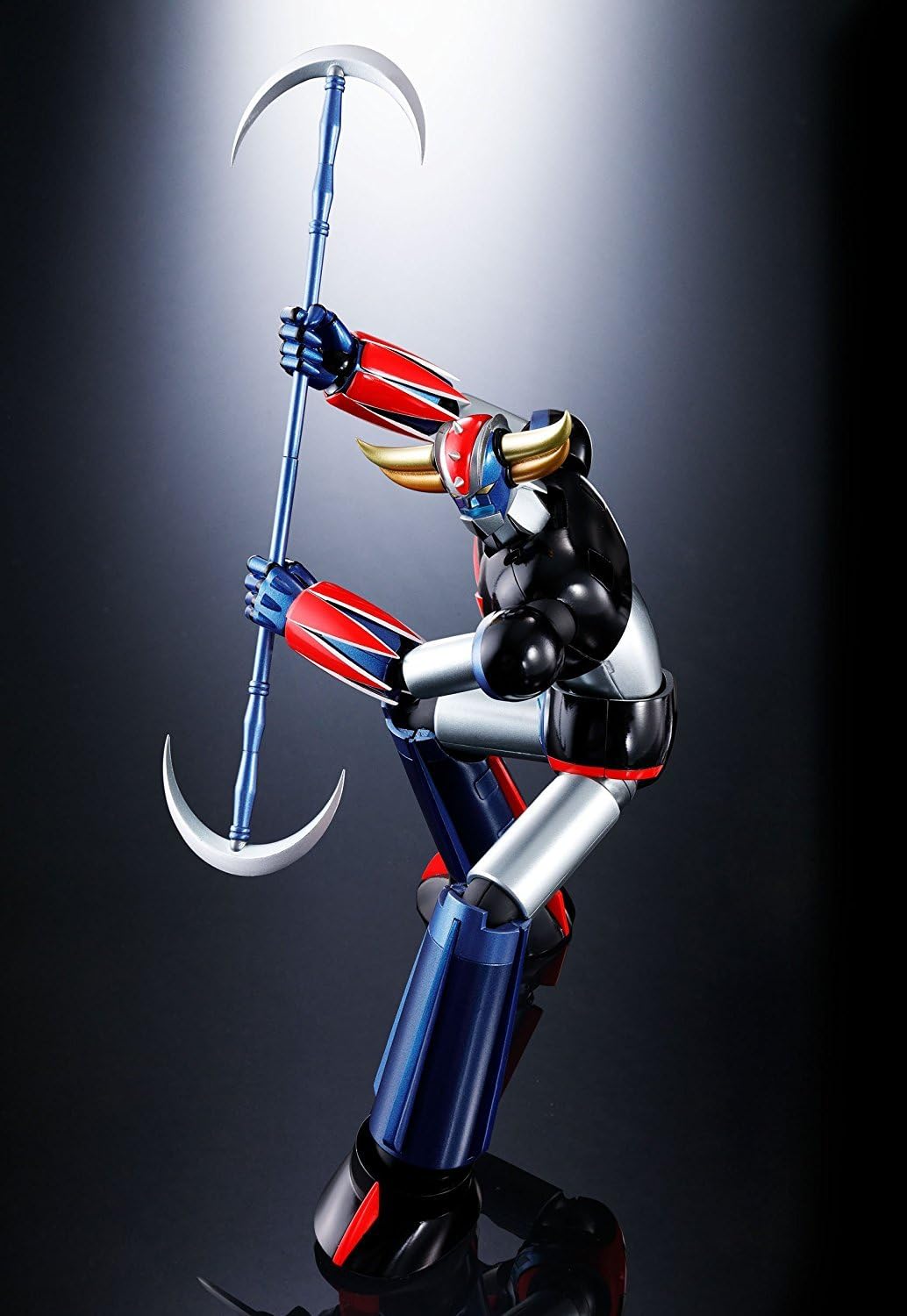 Goldorak GX-76 en garde avec sa double hache dressée